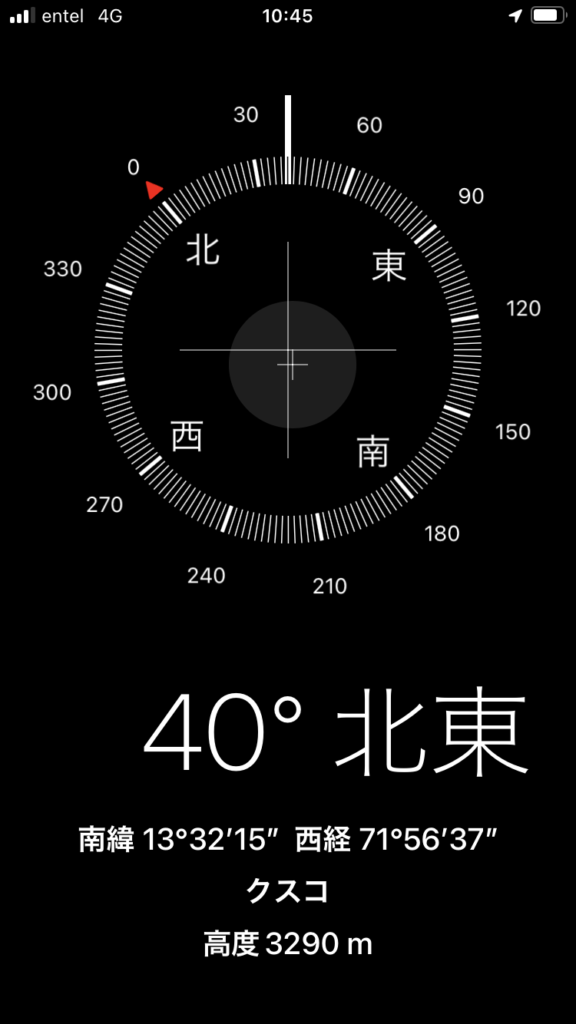 クスコ空港でスマホの高度計が3290mを表示している画面