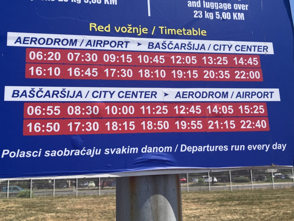 サラエボ空港バスの時刻表看板