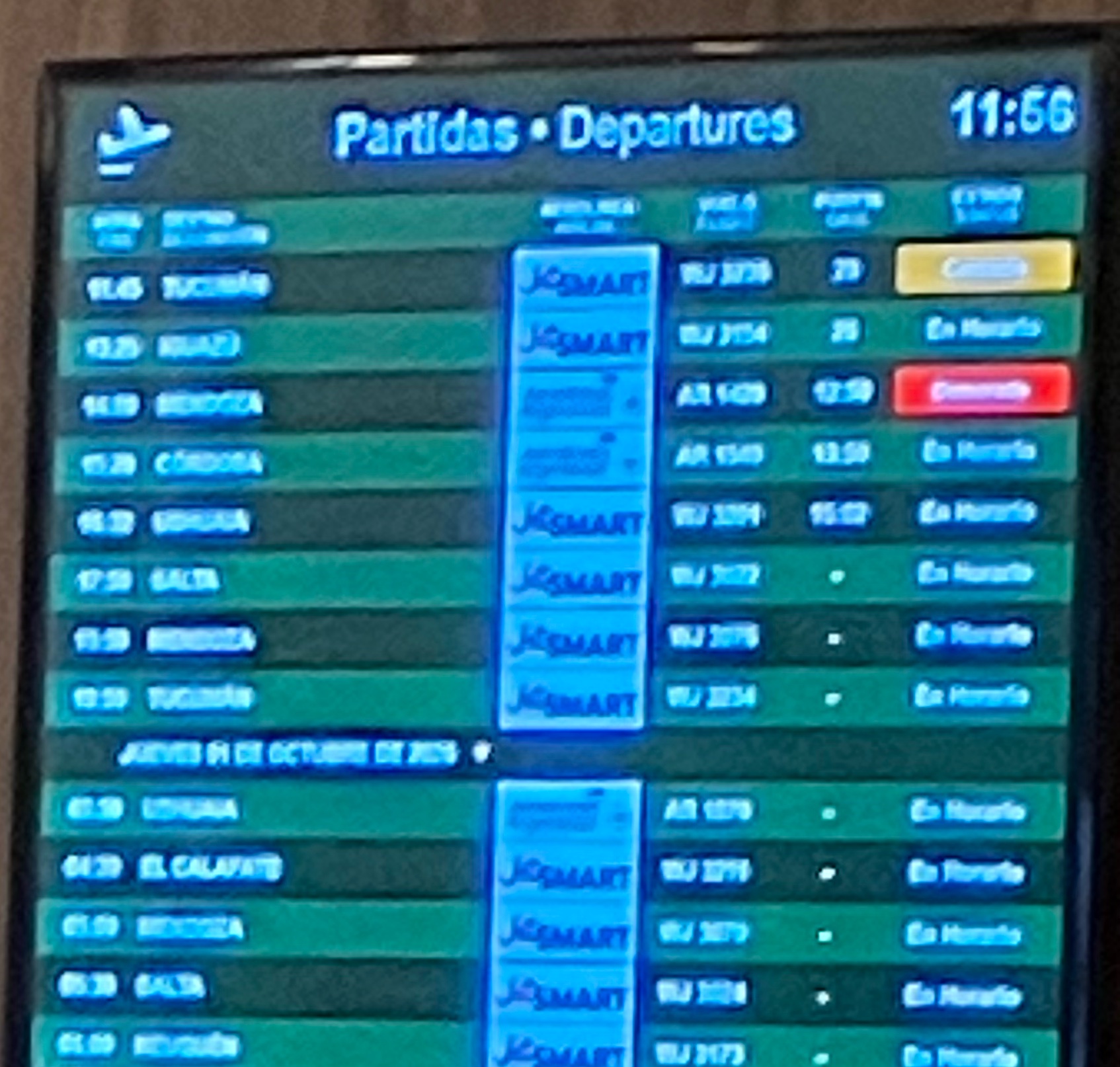 エセイサ空港国内線ラウンジの電光掲示板。13時25分発イグアス行きのJetSmart便は、この時点では定刻の表示