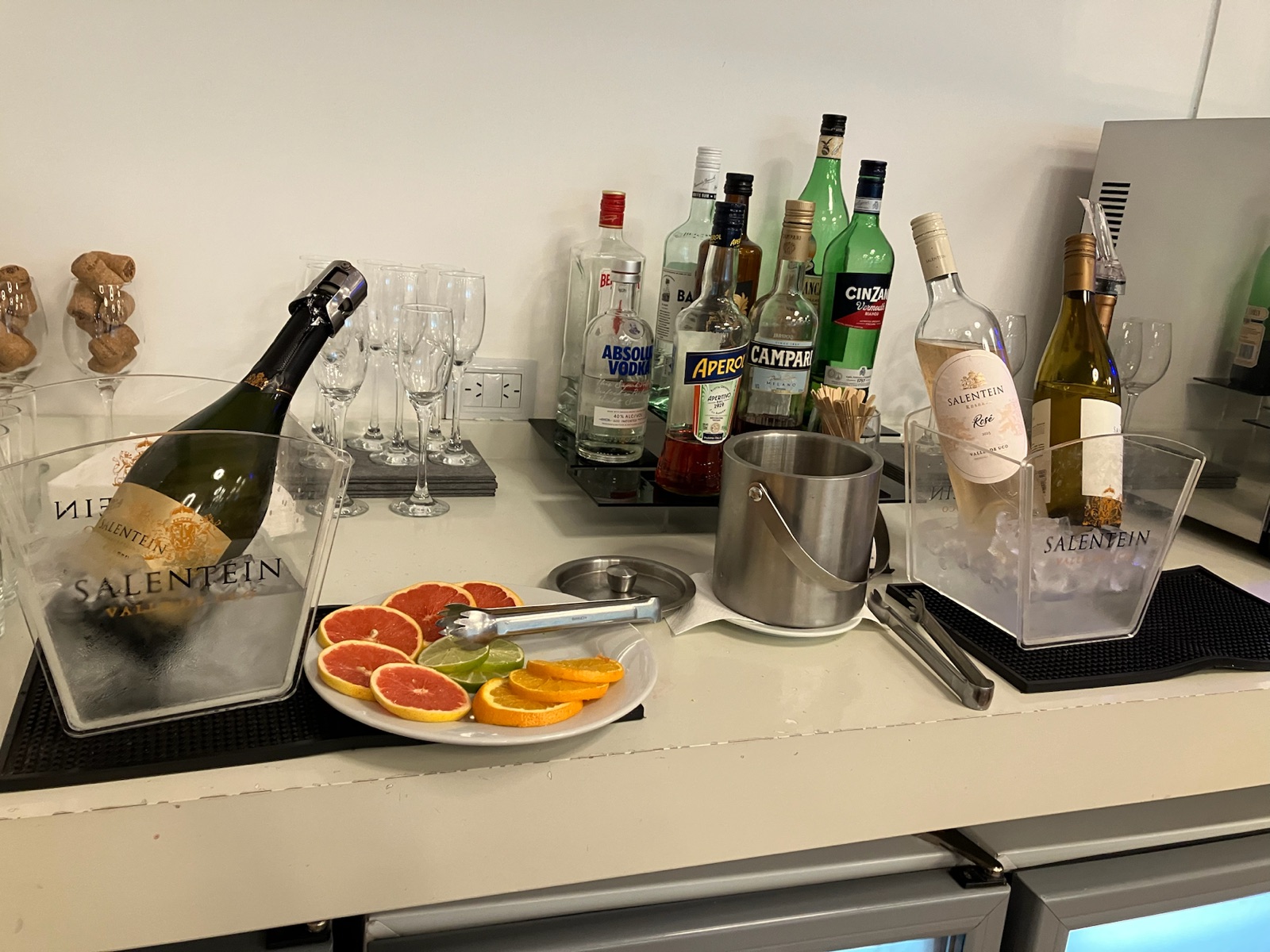 イグアス空港のラウンジのドリンクコーナー