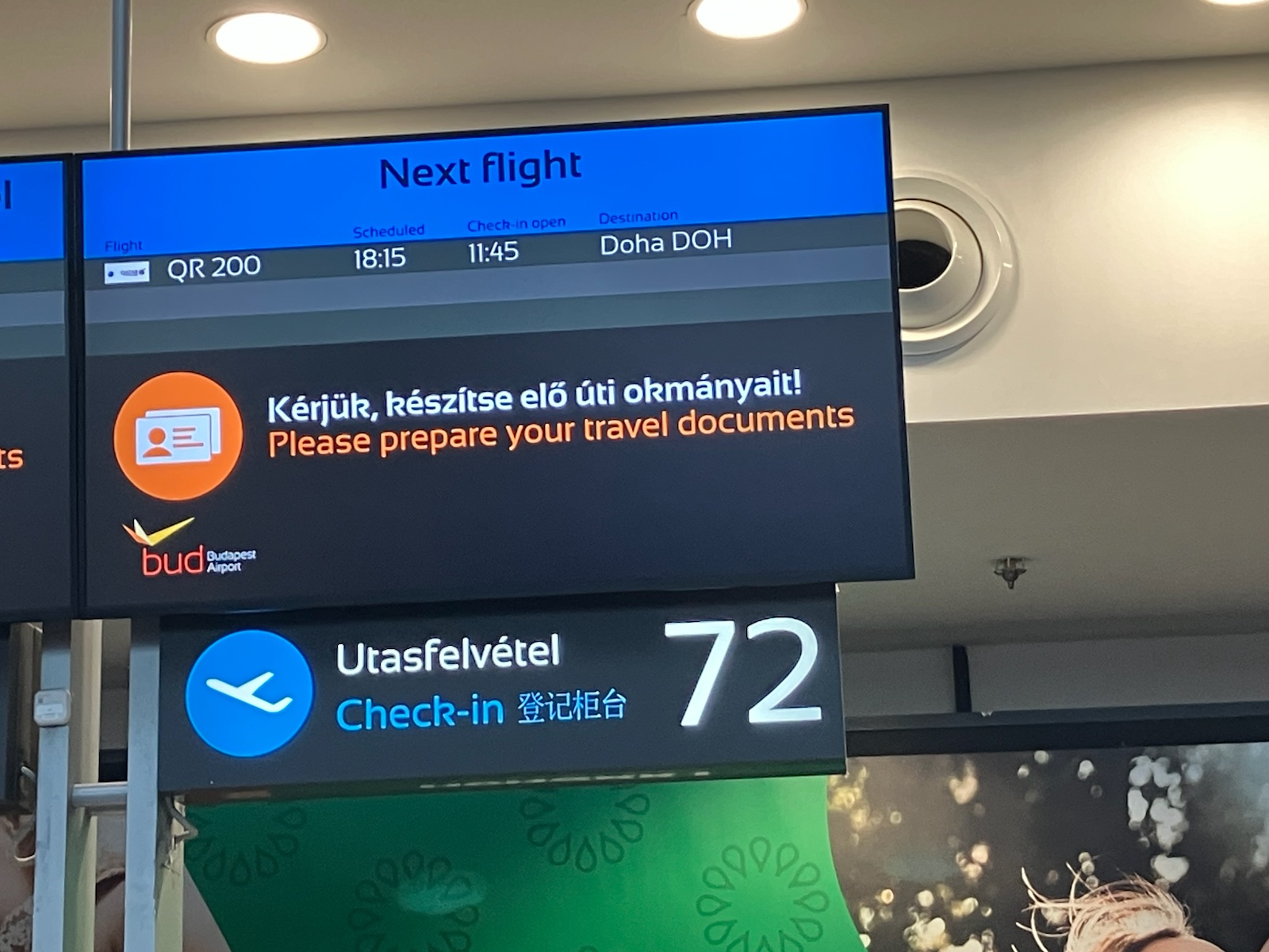 ブダペスト空港のチェックインカウンターの表示。QR200、ドーハ行き、予定18:15、チェックイン開始11:45