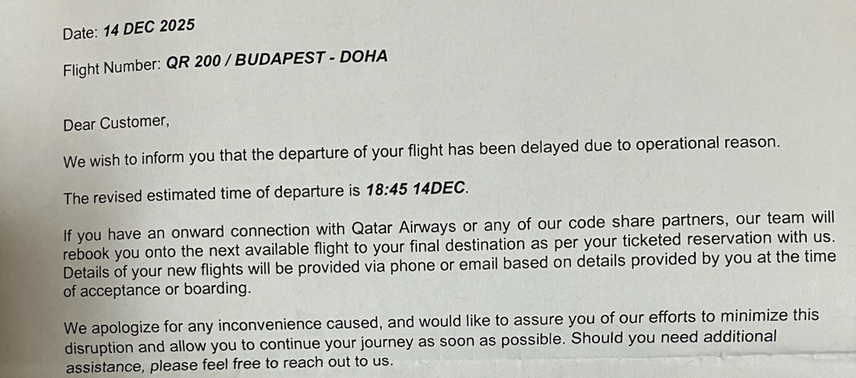 カタール航空がブダペスト空港で配った、遅延の連絡の紙。QR200、運航上の理由で遅延、変更後の出発は18:45