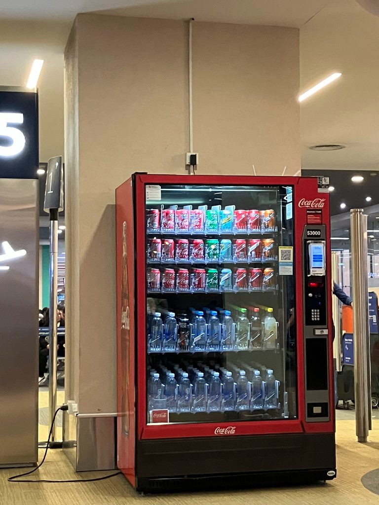 ブエノスアイレスの搭乗口近くにあったコカ・コーラの自動販売機（3000ペソ表示）