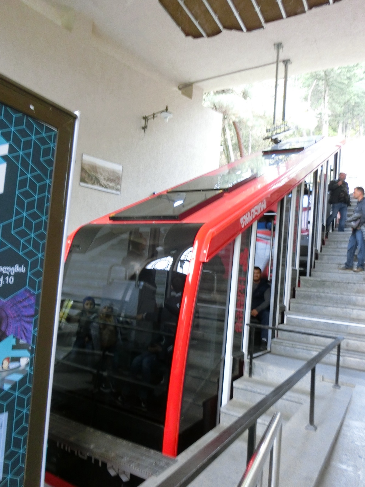 赤い車体のケーブルカー